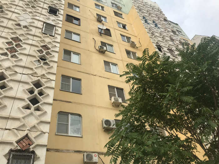 В Астрахани девочка выпала из окна 7 этажа, играя с собакой