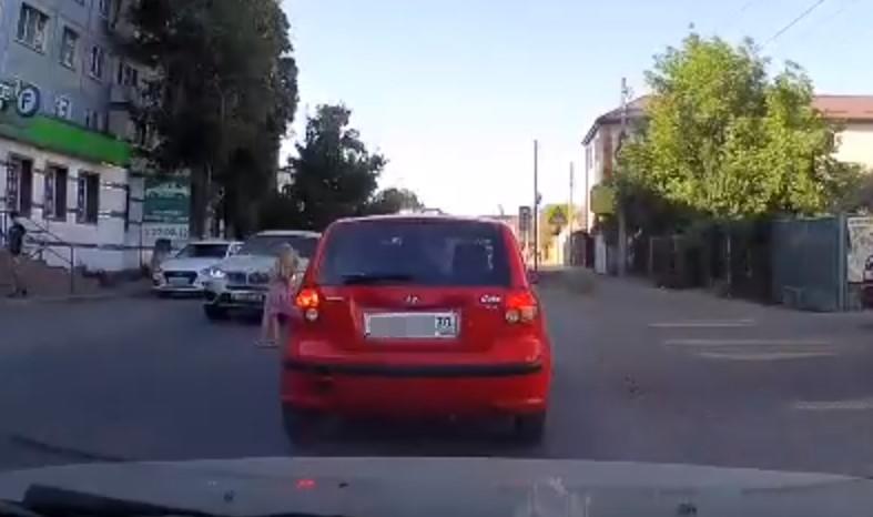 Кадры чуда, благодаря которому маленькую астраханку не сбила машину