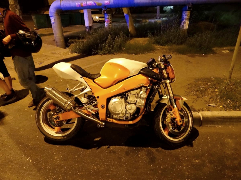 В Астрахани мотоциклист врезался в иномарку под управлением автоледи