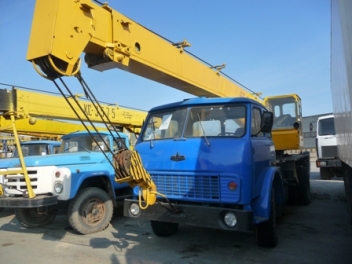 В Астрахани нетрезвый водитель грузового автокрана заехал на детскую площадку