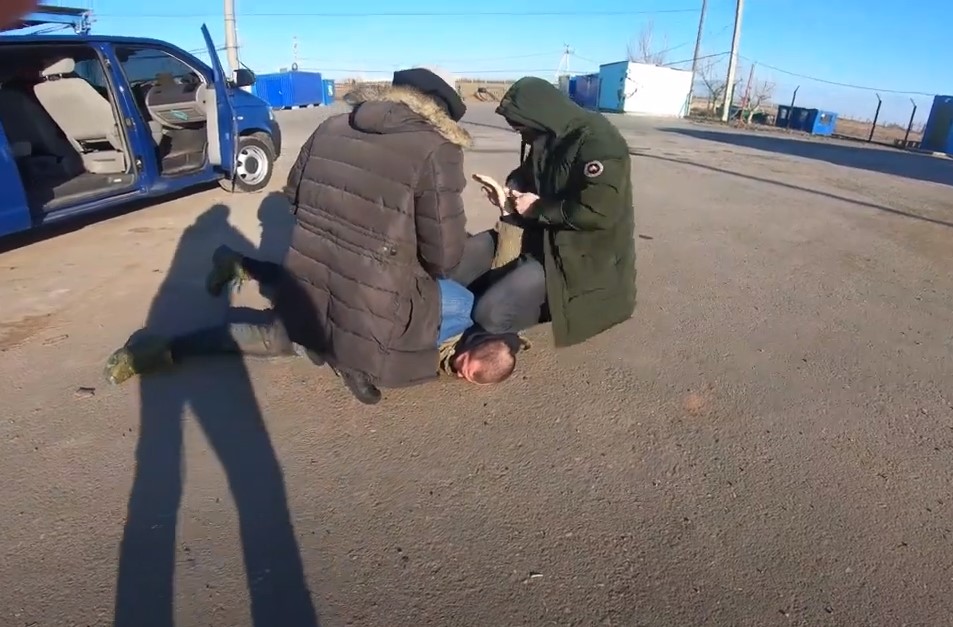 На границе с Казахстаном в Астраханской области ФСБ задержала мужчину, планировавшего воевать за Украину: оперативное видео
