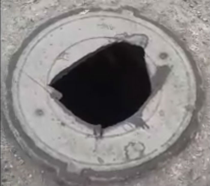 Астраханцев предупреждают о пробитом и опасном люке 