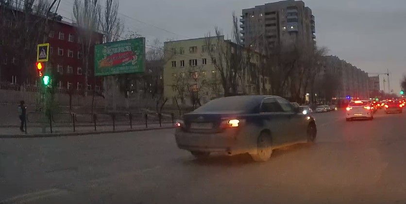 В Астрахани на видео запечатлели очередь машин, серьезно нарушивших ПДД