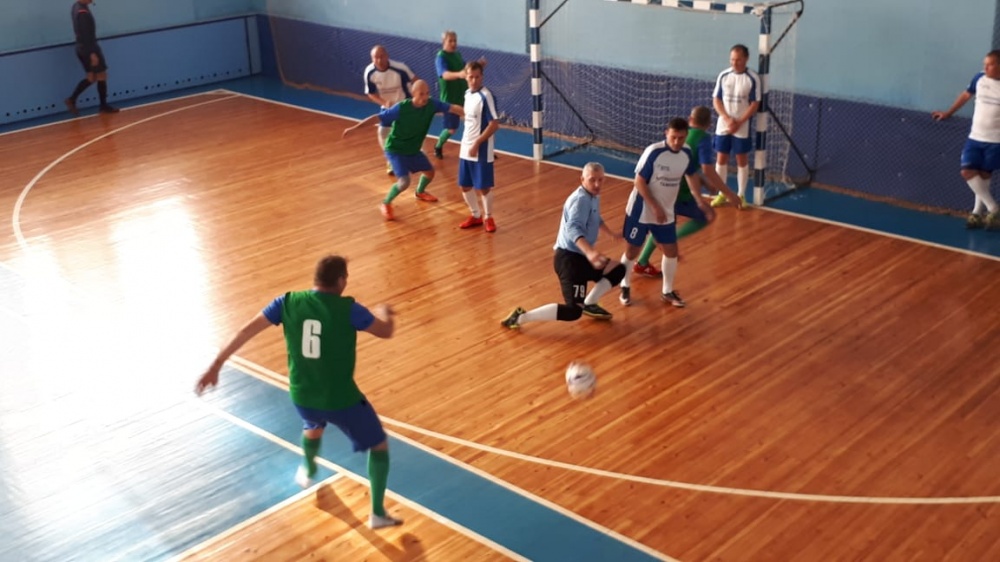 В футбольном турнире памяти астраханского губернатора Анатолия Гужвина играют звёзды Волгаря