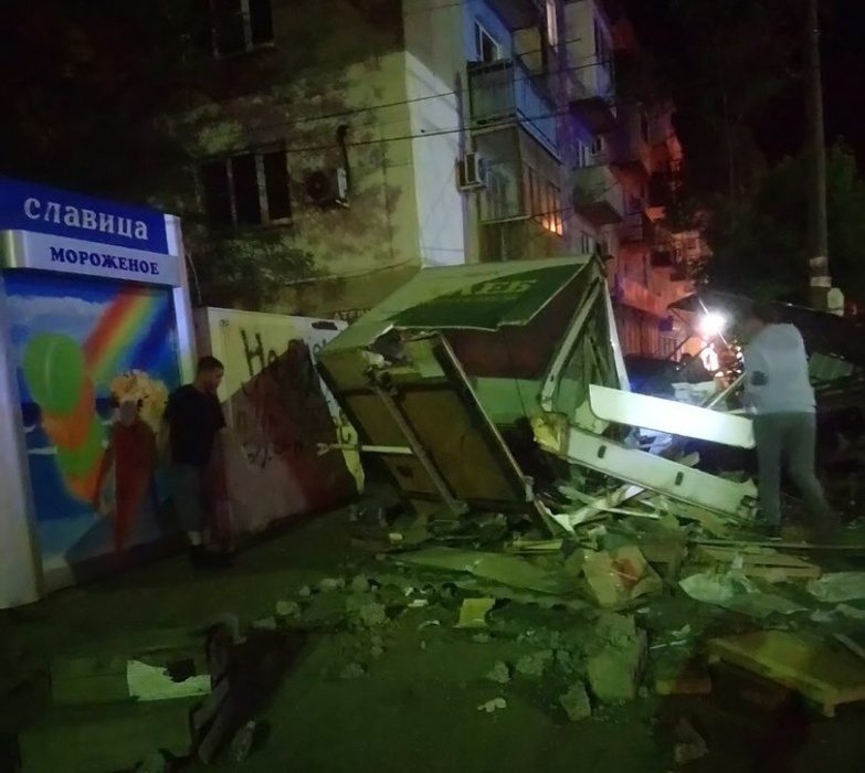 В Астрахани автомобиль снес хлебный ларек