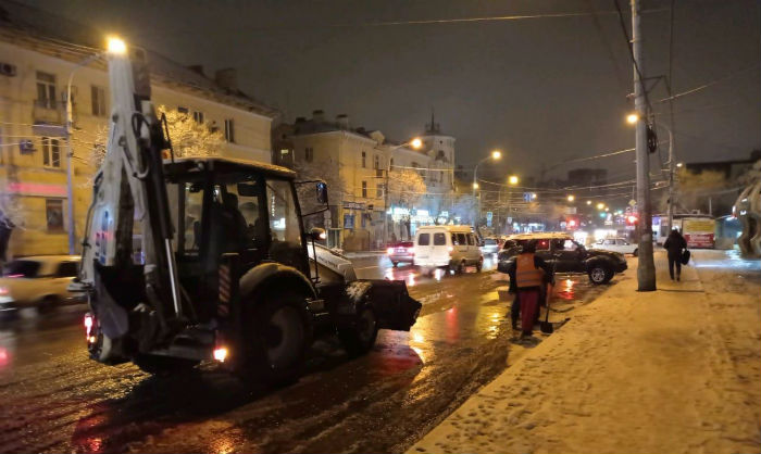 Коммунальщики очищают улицы Астрахани от следов непогоды