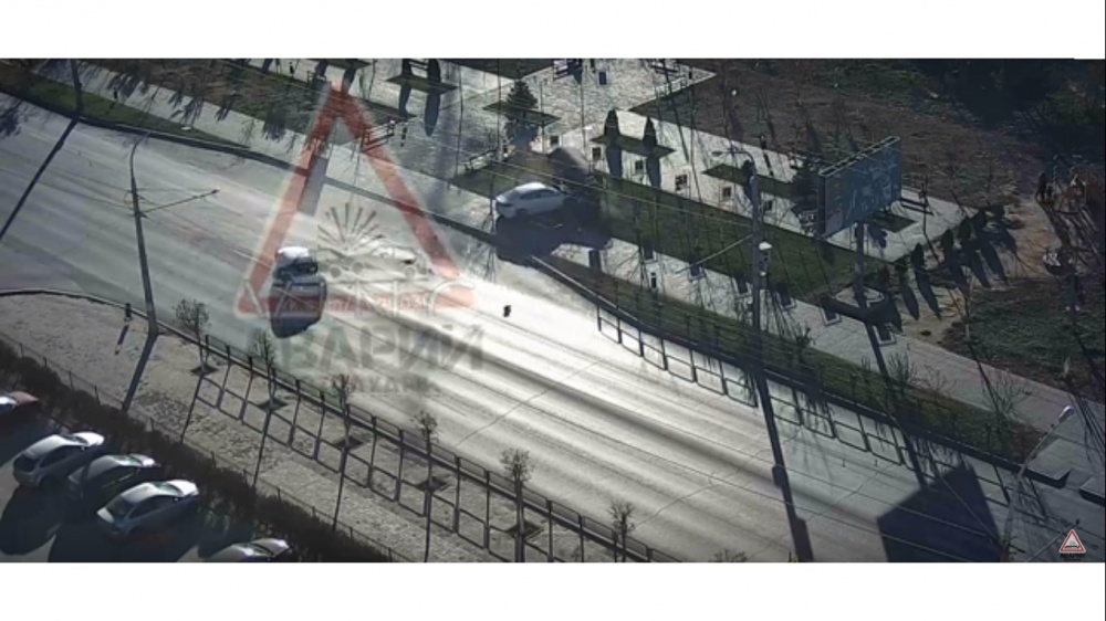 В Астрахани иномарка снесла целую остановку (ВИДЕО)