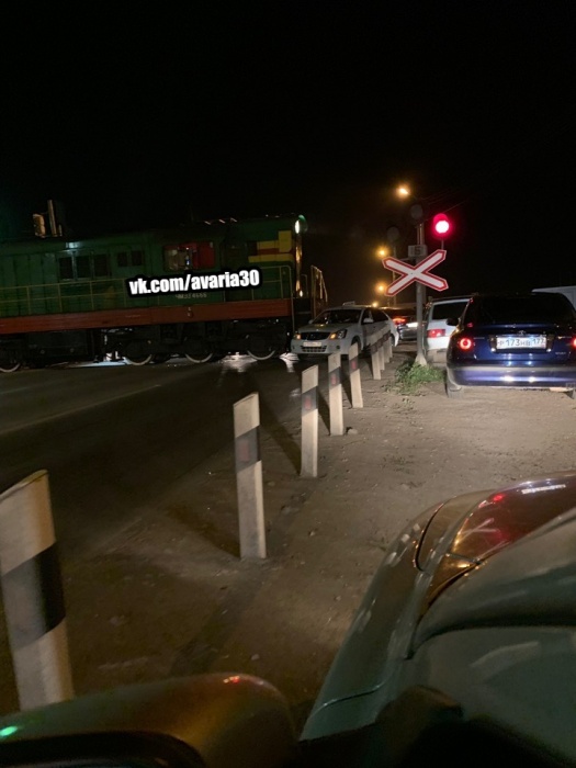 Как он это сделал? Астраханцы ломают головы над ночным столкновением такси и... тепловоза