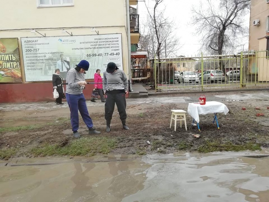 Ловим рыбу в мутной воде: астраханки устроили забавный флешмоб