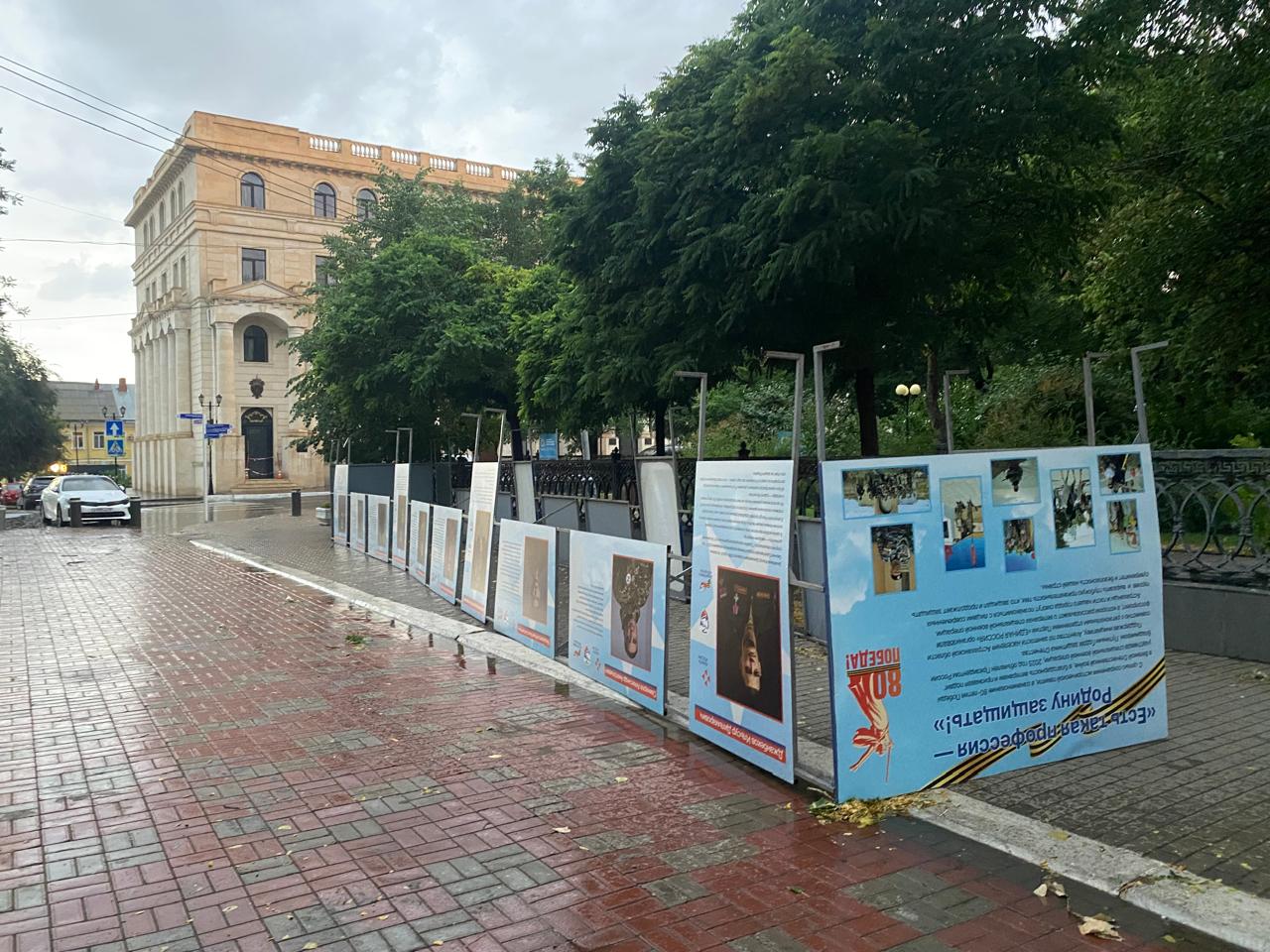 В центре Астрахани на улице Кирова сдуло щиты с портретами
