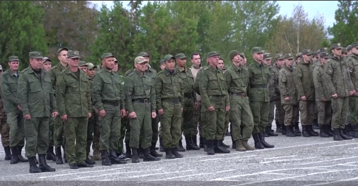Астраханцам в запасе разносят повестки на военные сборы 
