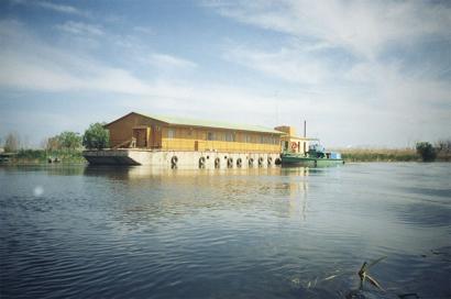 В Камызякском районе приставы отобрали у хозяев плавучую гостиницу