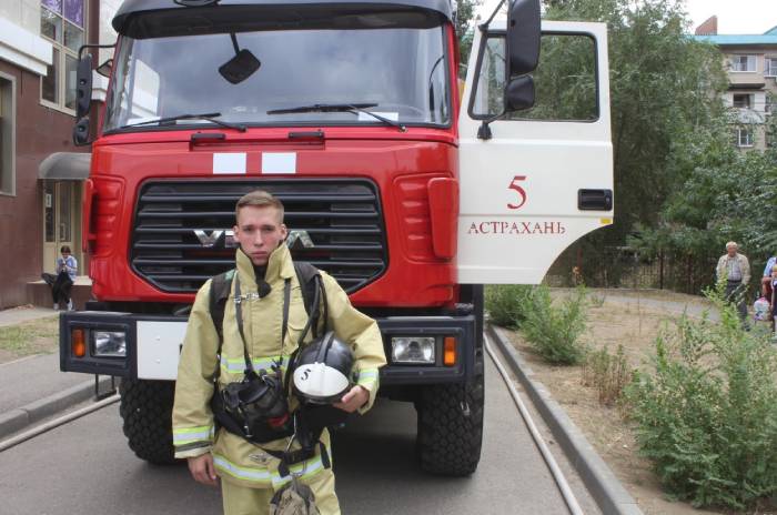 Сегодня в Астрахани прощаются с молодым спасателем, погибшим в ДТП с пожарной машиной