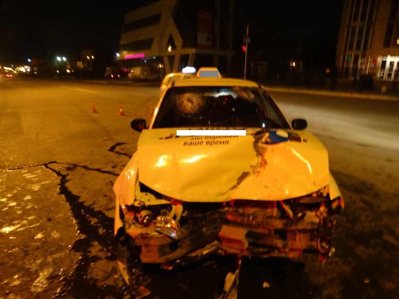 В Астрахани столкнулись такси и легковушка: пострадали три человека