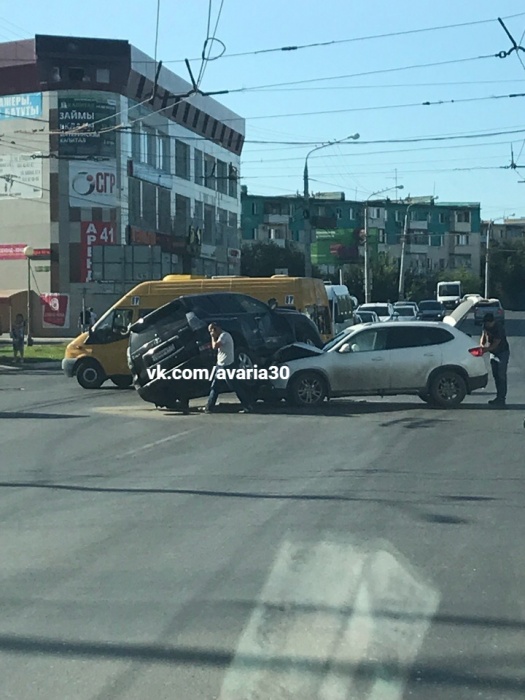 В сети появилось видео серьезной аварии на Николая Островского в Астрахани