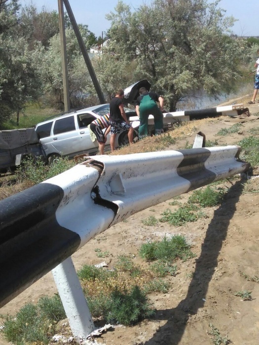 Вместо того, чтобы защитить, отбойник пронзил машину насквозь