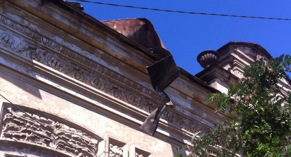 Над головами астраханцев нависла опасность