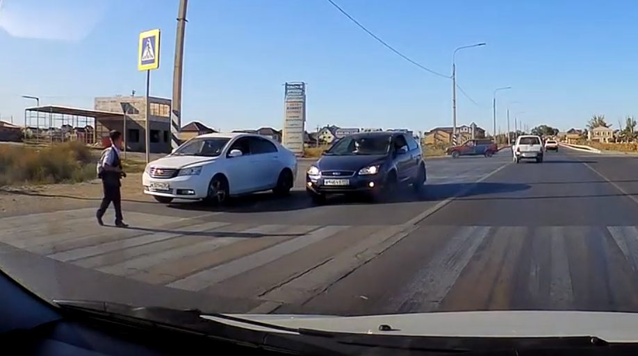 Астраханского школьника несколько раз чуть не сбили на пешеходном переходе