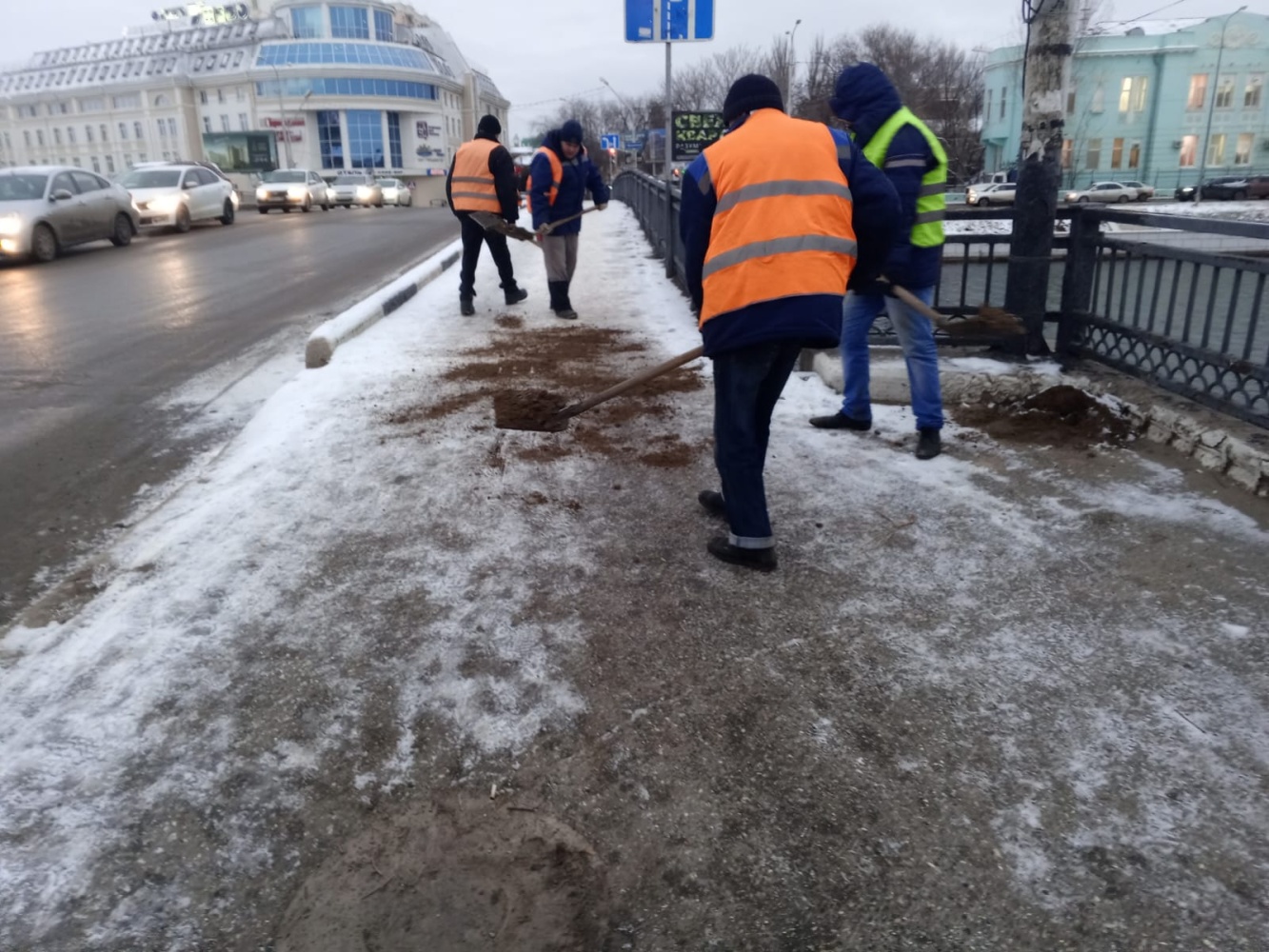В Астрахани около 300 человек посыпают тротуары и улицы пескосоляной смесью