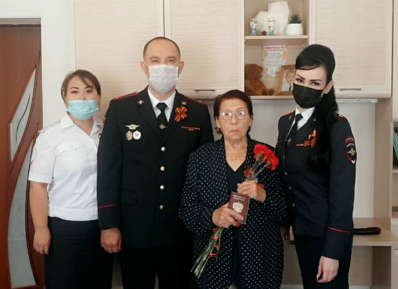 В Астрахани 85-летняя дочь блокадника, погибшего во время обороны Ленинграда, получила российский паспорт