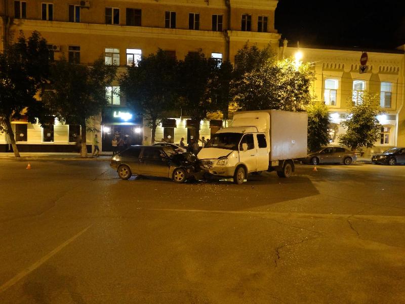 В центре Астрахани столкнулись грузовик и легковушка: двое в больнице