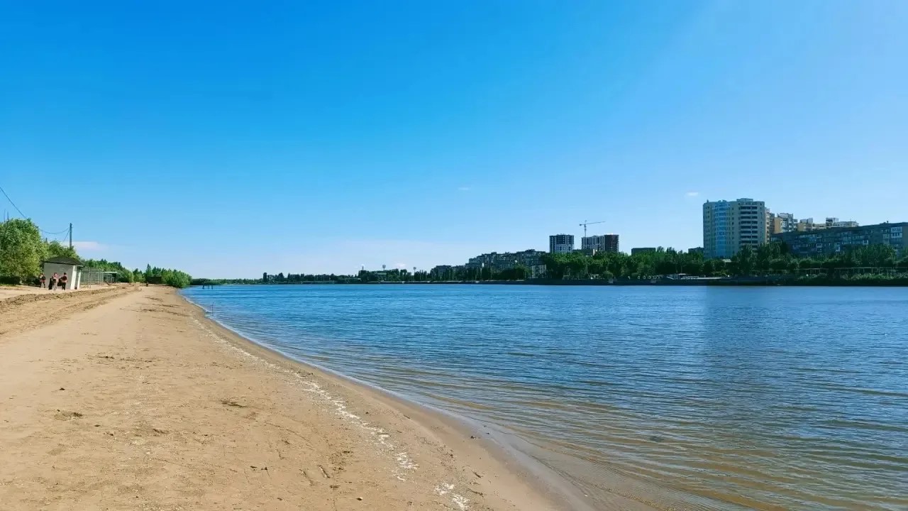 Мэрия Астрахани готовит пляжи на Городском острове к открытию купального сезона