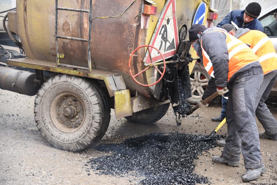 В Астрахани чинят асфальт. Круглосуточно