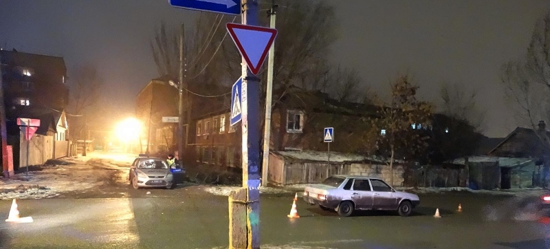 В Астрахани автомобиль сбил двух студенток на пешеходном переходе