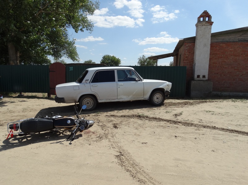 Под Астраханью столкнулись мокик и легковушка: пострадали двое 17-летних парней