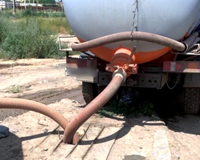 Видео: в Астрахани «черных ассенизаторов» задержали на месте слива 