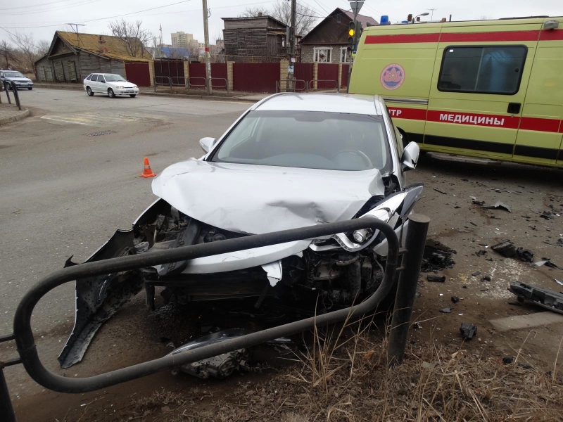 В Астрахани в ДТП пострадали 26-летняя автоледи и двое детей