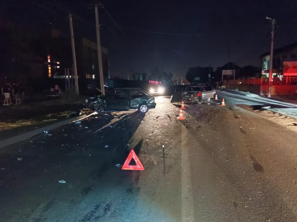 В жесткой ночной аварии на правобережье Астрахани столкнулись два ВАЗа 