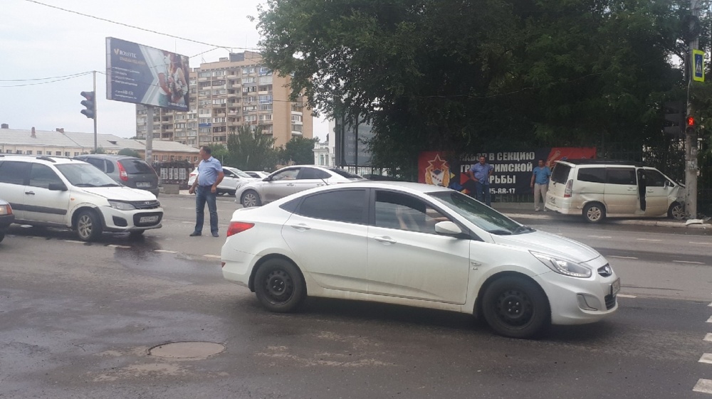 Неслабо. В Астрахани у Адмиралтейского моста машина влетела в светофор