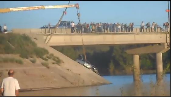 Два человека погибли. В Астраханской области с моста упал автомобиль  