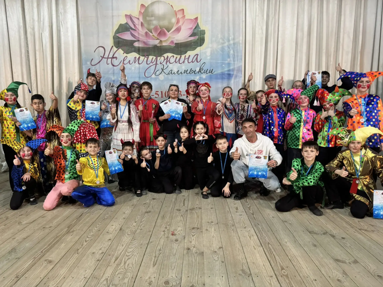 Астраханке подарили жемчужину в хрустале