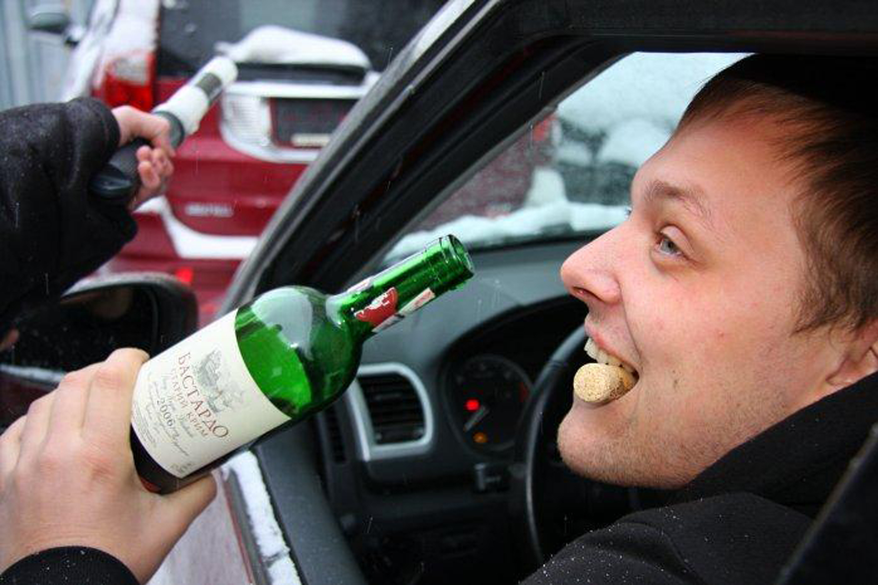 Езда в состоянии алкогольного. Выпиваем в машине.
