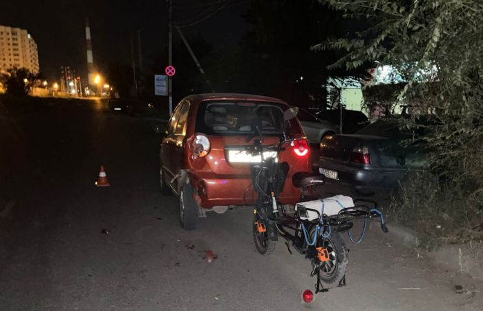 В Астрахани ехавшие на самокате врезались в припаркованную иномарку. Оба доставлены в больницу