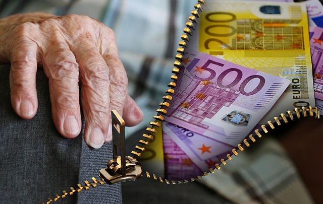 Мошенники украли у астраханской пенсионерки 1,5 миллиона рублей