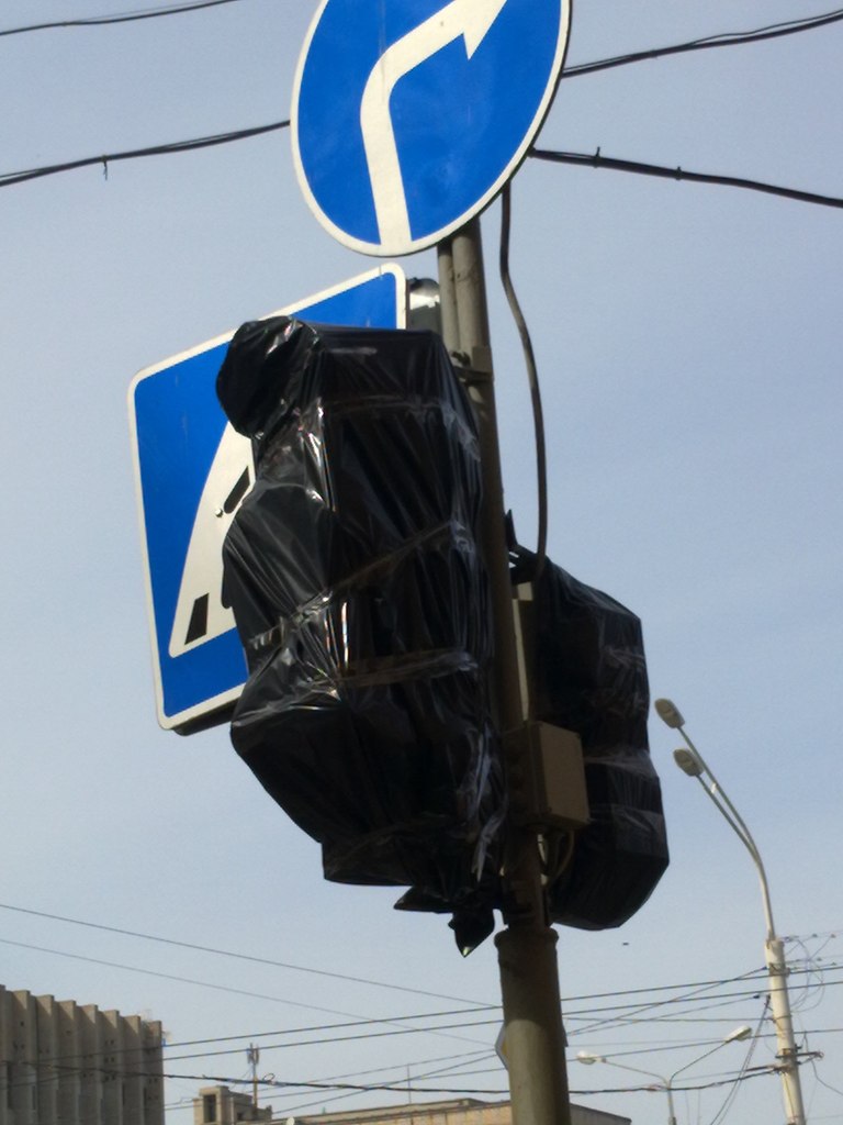 В Астрахани на пересечении улиц Ляхова и Анри Барбюса убирают светофор