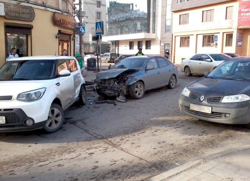 В центре Астрахани из-за сломанного светофора произошло тройное ДТП