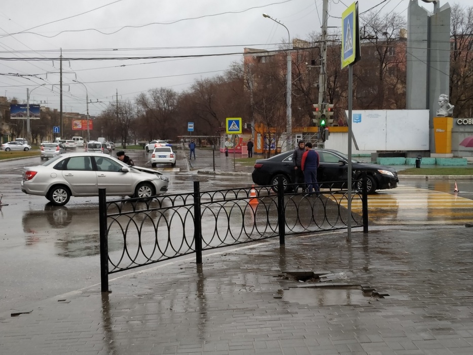 Двойной удар: в ДТП в Астрахани пострадала женщина со сломанной ногой