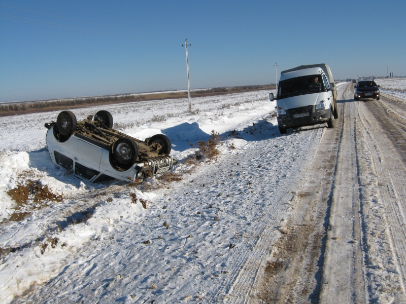 Под Астраханью опрокинулась "Нива"