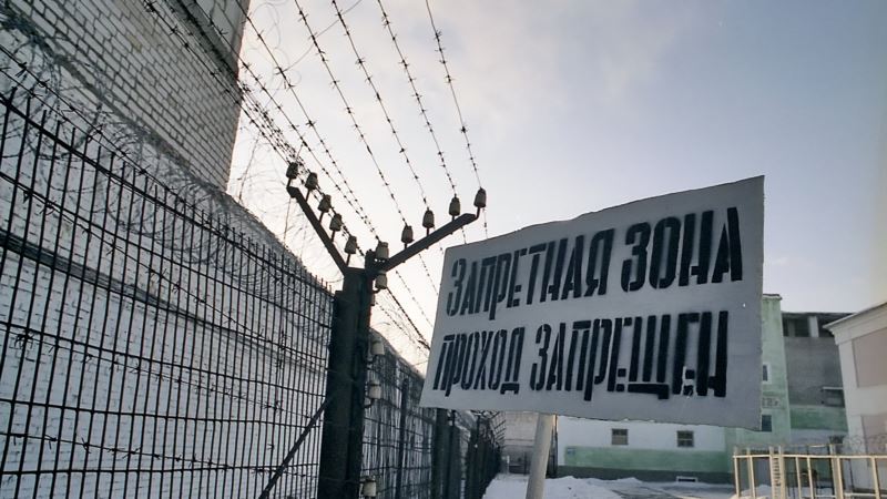 В Астрахани сотрудник СИЗО подрабатывал курьером для заключенных