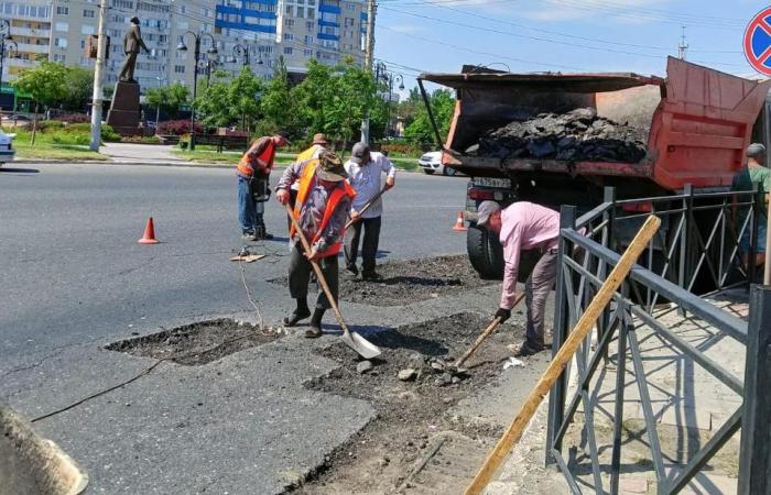 В Астрахани делают ямочный ремонт на двух протяженных улицах 