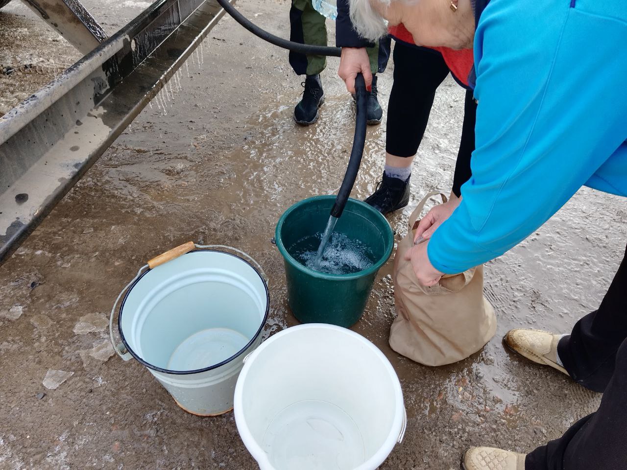 Из-за аварии крупный жилой массив в Астрахани уже восемь часов сидит без воды