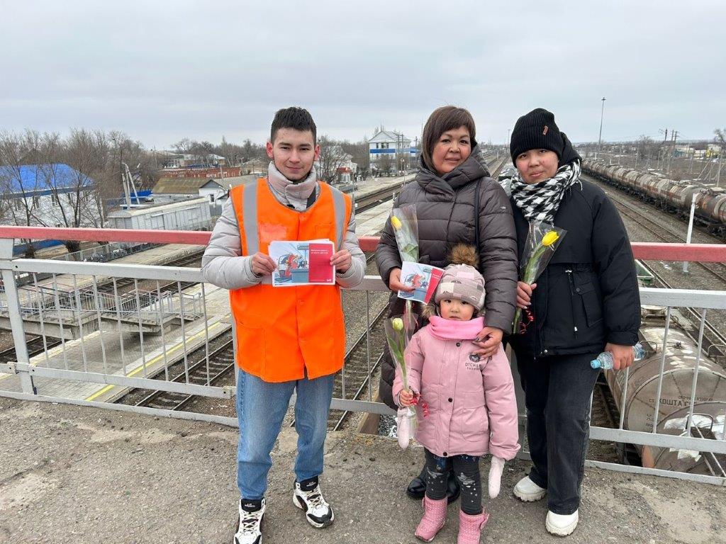 Жителям посёлка Верхний Баскунчак напомнили о правилах безопасного перехода через железную дорогу