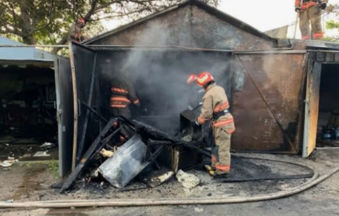 На восточной окраине Астрахани горели три гаража