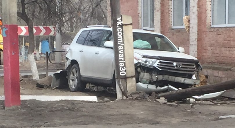 В Астрахани джип наехал на столб
