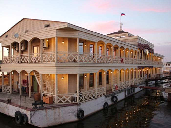 Астраханцы пожаловались на плавучий ресторан "Поплавок" на Петровской набережной