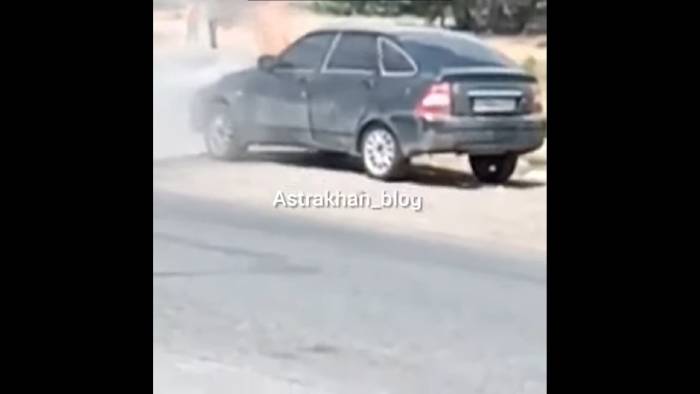 В Астрахани сгорела приора: кадры ЧП